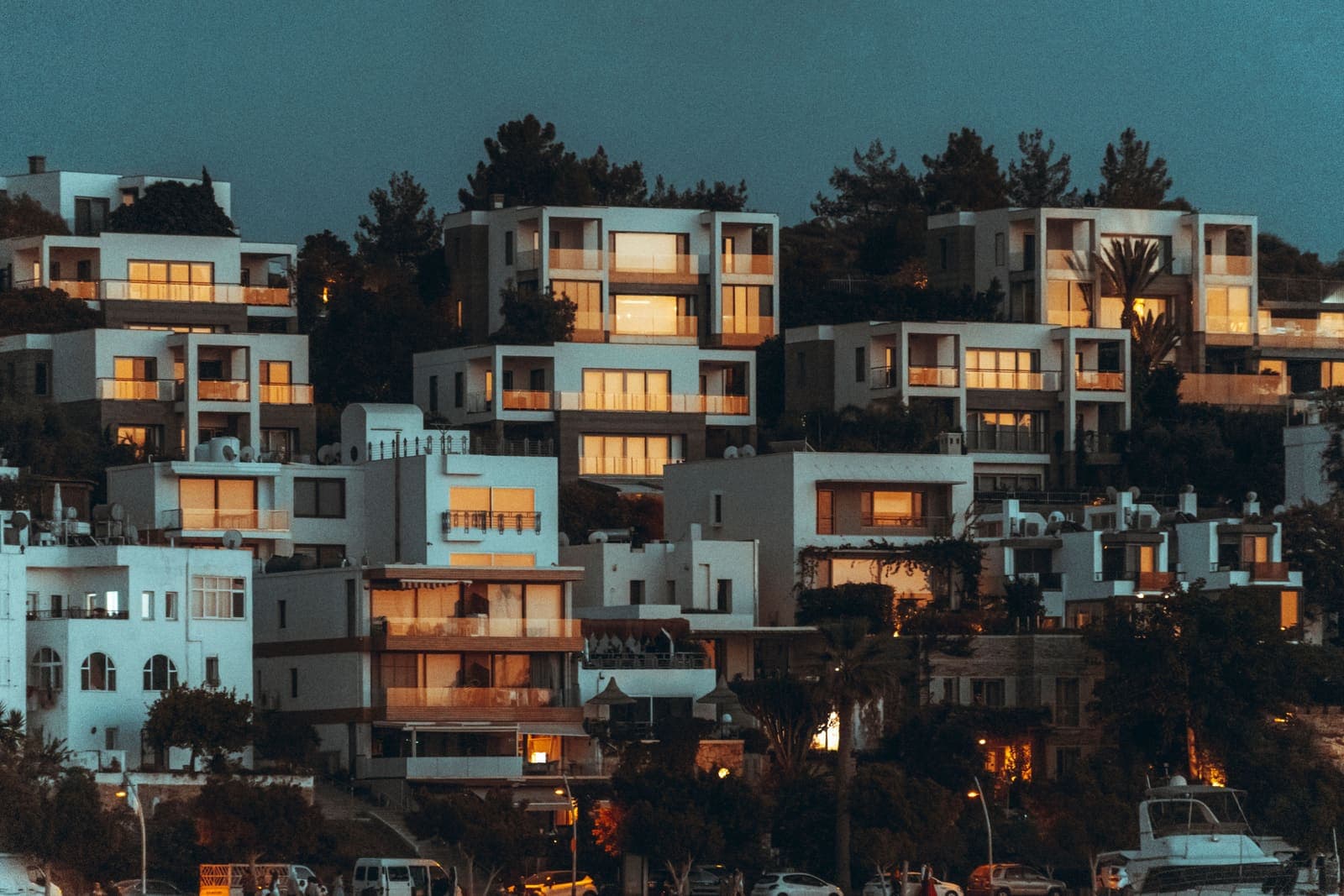 Résidences contemporaines sur une colline, éclairées au crépuscule